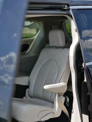 Chrysler Pacifica cena 159000 przebieg: 90800, rok produkcji 2021 z Warszawa małe 191